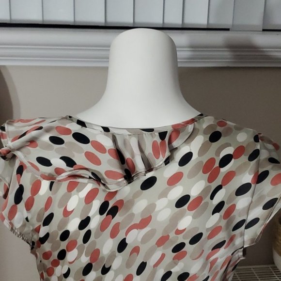 Larry Levine Ruffled Flutter Sleeveless Blouse with oval circle pattern - Picture 5 of 10